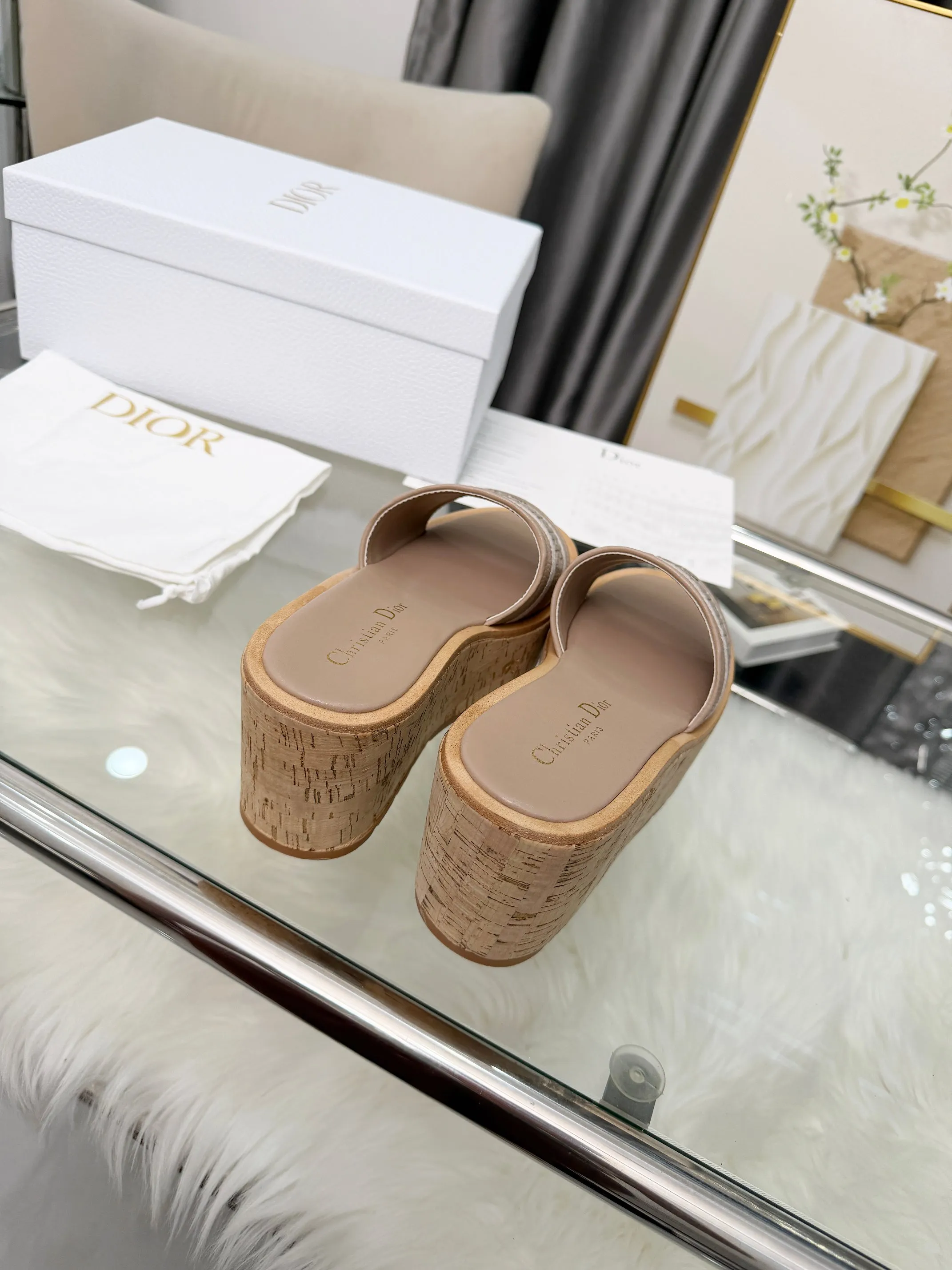 👟👟Ex-factory price 440👟👟 Dior Dior〰️Dway thick-soled wedge sandals✔️This thick-soled sandal is fashionable, casual and highly recognizable. The inspiration is cleverly combined by D's main designer into the perfect shoe shape. Paired with brand buckles, it is even more fashionable! Original version, perfect and exquisite workmanship!  Upper: pebbled leather + electric show code number; 35-39 (40-41 customized)
